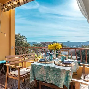 L'odyssee Provencale, Un Duplex De Charme De 2 Au Pied Du Village Medieval De Bormes-les-mimosas, Offrant Des Prestations De Gamme Et Superbe Vue Sur Le Massif Des Maures Appartement